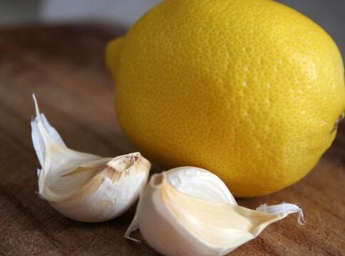 Un remedio casero popular para la osteocondrosis es el ajo y el limón.
